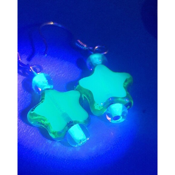 Small sterling silver and uranium glass star earrings with phosphorus accent - Picture 3 of 9